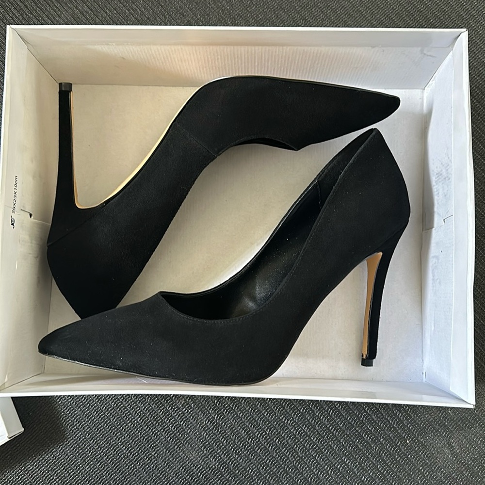 Steve Madden Black Suede Pumps